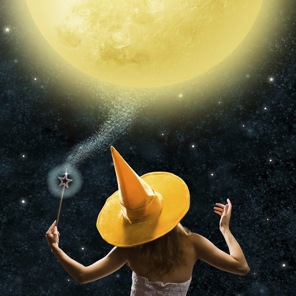 Bruja mirando a la Luna